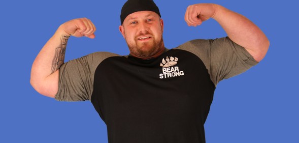 Gay Strongman Chris McNaghten flexes his muscles (PinkNews)