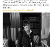 Lyra McKee smiling, leaning against a bookshelf