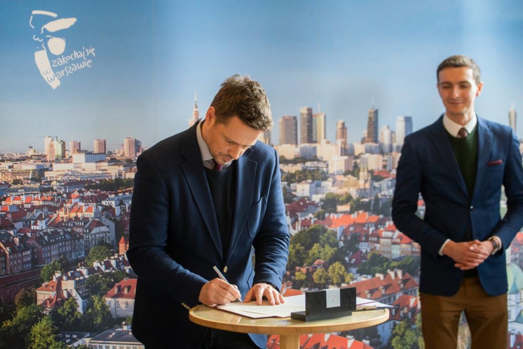 Rafal Trzaskowski signs the declaration on February 18th 2019