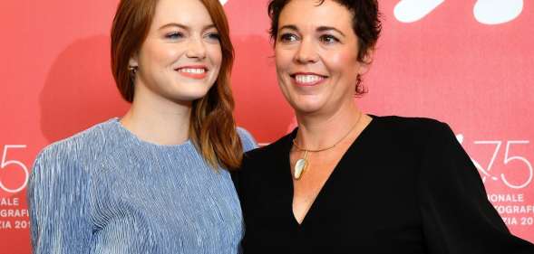 Actress Emma Stone (L) and actress Olivia Colman attend a photocall for the film "The Favourite" presented in competition on August 30, 2018 during the 75th Venice Film Festival at Venice Lido. (Photo by Vincenzo PINTO / AFP) (Photo credit should read VINCENZO PINTO/AFP/Getty Images)