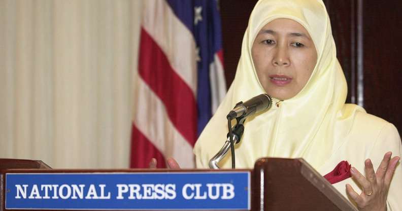 WASHINGTON, DC - JUNE 28: Dr. Wan Azizah Wan Ismail, president of Malaysia's National Justice Party, talks to reporters 28 June 2001 during a press conference at the National Press Club in Washington, DC. Ismail's husband, Anwar Ibrahim, former Malaysian deputy prime minister, has been detained in Malaysia since 1999. (Photo credit should read SHAWN THEW/AFP/Getty Images)