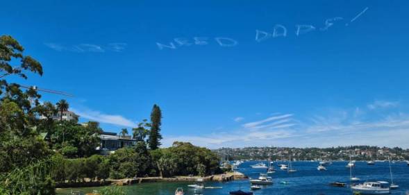 message in aky above sydney Australia that says "kids need dads"