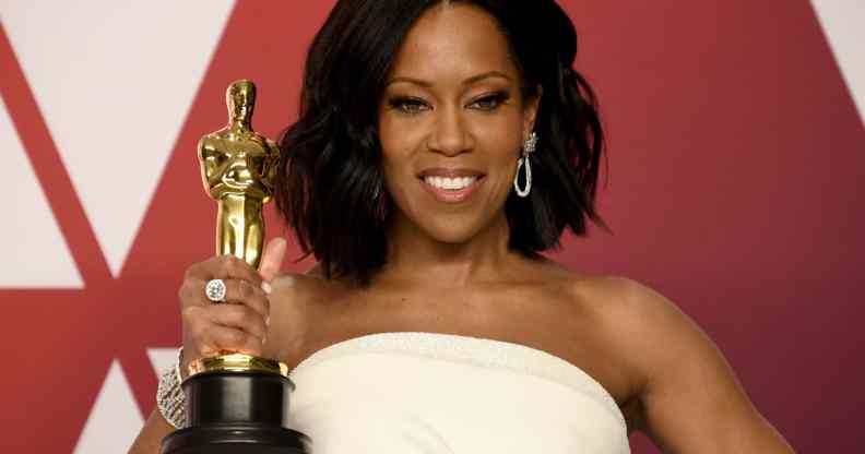 Regina King holding her Oscar