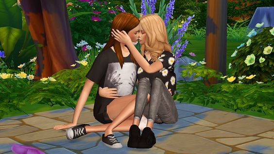 The Sims lesbian pose mod