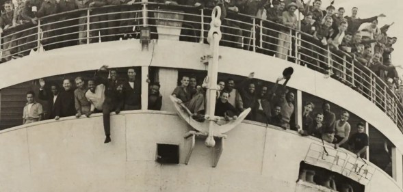 Crowds about the HMT Empire Windrush