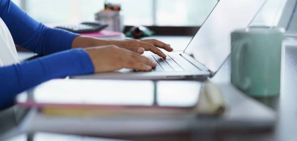 latina-girl-studying-at-home-with-laptop-computer-GEA6J93 (1)