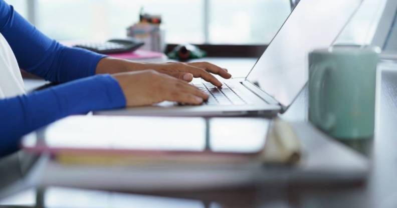 latina-girl-studying-at-home-with-laptop-computer-GEA6J93 (1)