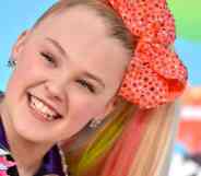 JoJo Siwa attends Nickelodeon's 2019 Kids' Choice Awards in an extremely colourful and sparkly outfit and orange giant hairbow