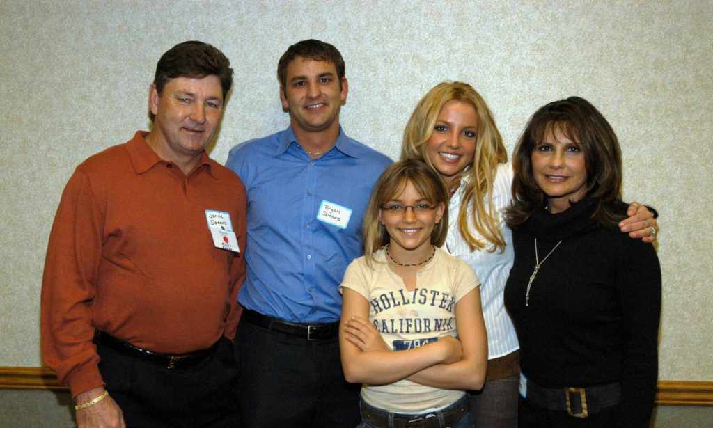 A photo shows pop star Britney Spears with the rest of her family