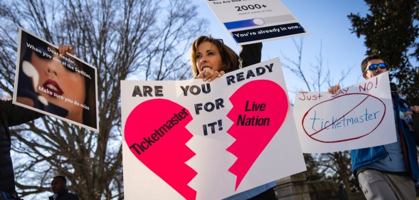 Taylor Swift fans demonstrate outside hearing. (Getty)