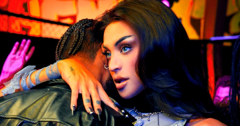 Pabllo Vittar with her arm around a man in a promotional image for the Noitada World Tour