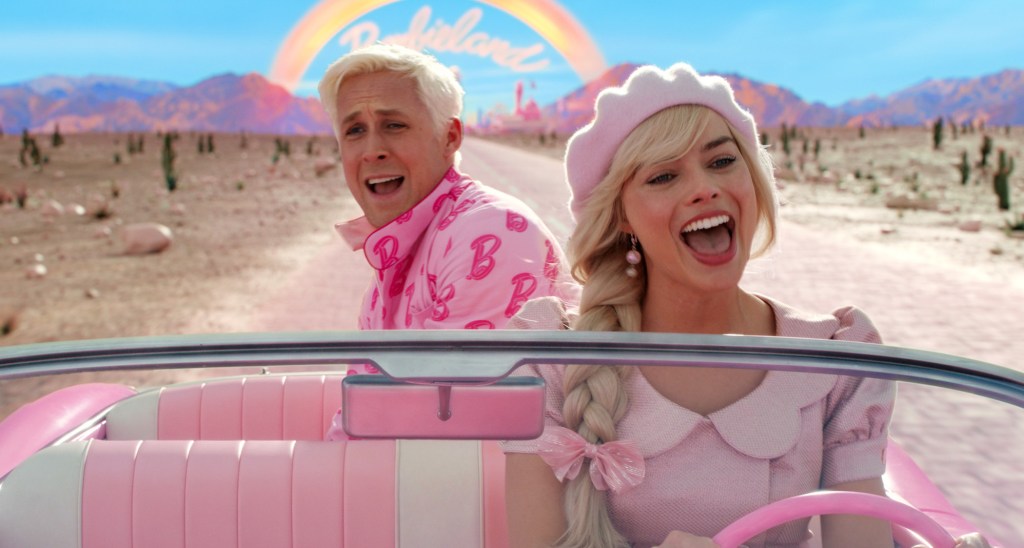 Ryan Gosling as Ken (L) and Margot Robbie as Barbie (R).